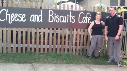 parenting babies news Cafe Kicks Out Rude Customer After Breast Feeding Complaint