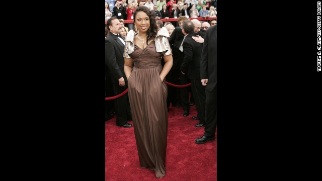 Jennifer Hudson's 2007 Oscars outfit is one that you simply love -- or love to hate. The "Dreamgirls" actress picked up the Oscar for best supporting actress that year, but some people couldn't see past the metallic, structured bolero jacket she wore on the red carpet. 