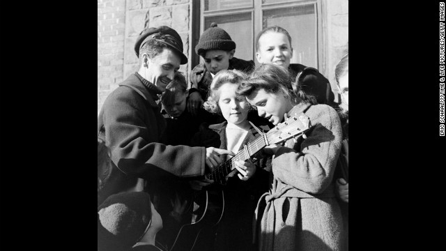 Woody Guthrie in New York City, 1943. See more images at <a href='http://ift.tt/PVZkcD' target='_blank'>Life.com</a>.