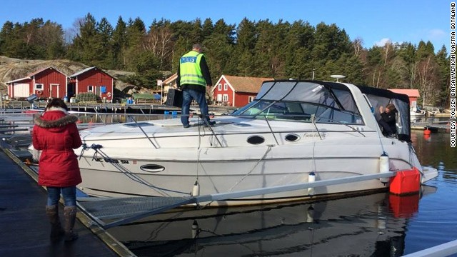 This Rinker 342 Fiesta Vee yacht was left in a Swedish marina for two years.