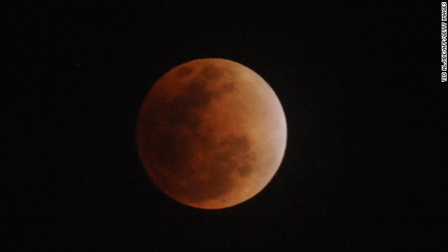 This total lunar eclipse was seen in Manila on December 10, 2011. 