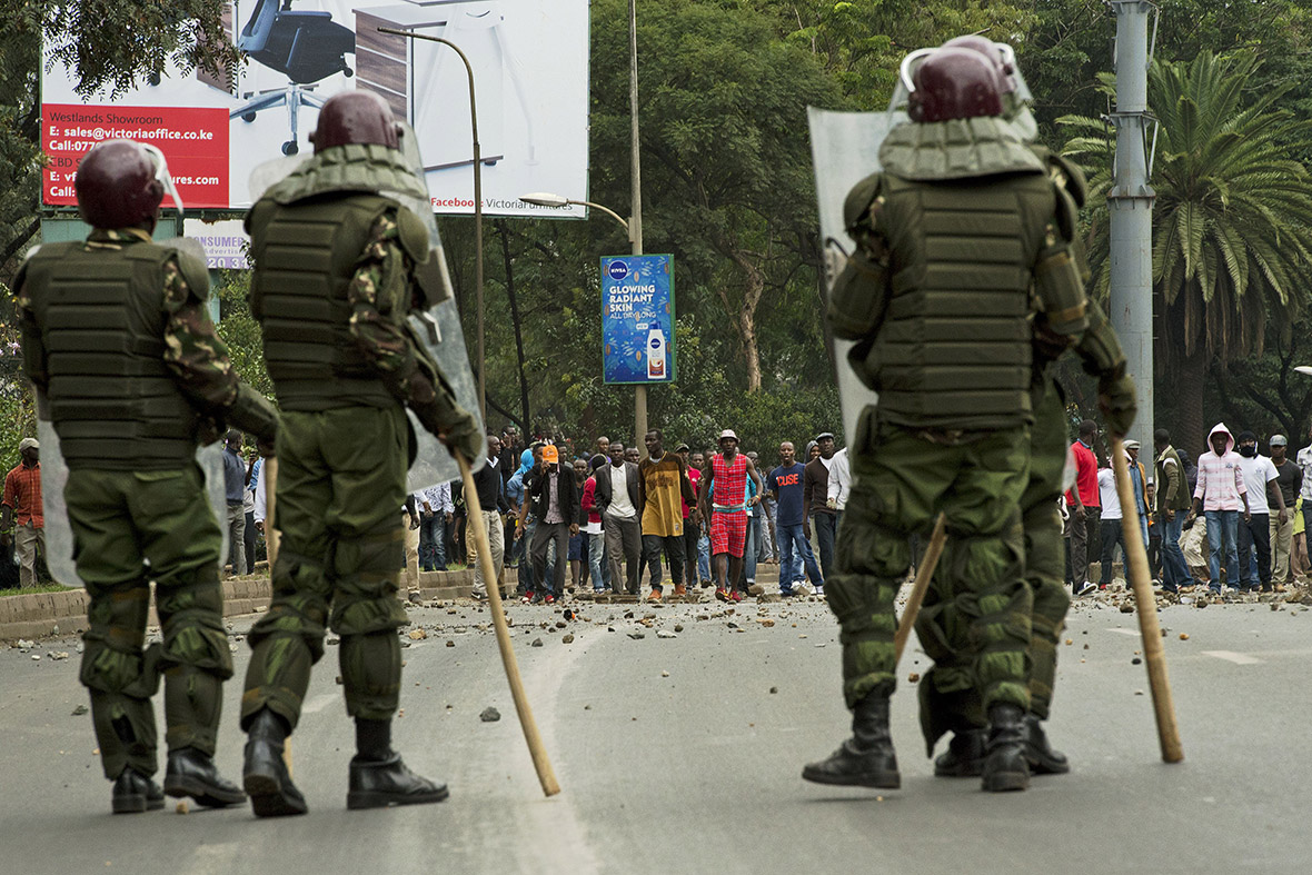 Protesting students advance towards Kenyan riot police outside the university