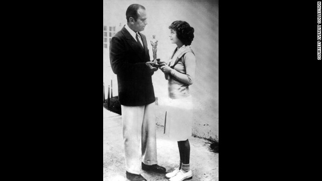 Douglas Fairbanks Sr. hands Janet Gaynor her best actress Oscar in 1929 for Gaynor's performance in the 1927 film ''Sunrise." It was the first best actress Oscar ever awarded.