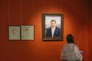 Una visitante contempla un retrato del depuesto presidente ucraniano, Víktor Yanukóvich, en el Museo Nacional de Arte de Kiev (Ucrania) el pasado viernes. EFE