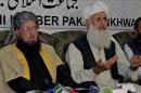 El líder del comité de representantes talibán, el "maulana" (maestro) Sami-ul-Haq (i) y el profesor Ibrahim dan una rueda de prensa en la que hablan de paz con la delegación del gobierno en Pesháwar, Pakistán, el pasado 26 de marzo. EFE