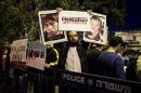 Varios familiares de israelíes asesinados por militantes palestinos muestran fotografías y pancartas durante una protesta en contra de la liberación de presos palestinos en Jerusalén (Israel), el pasado miércoles. EFE