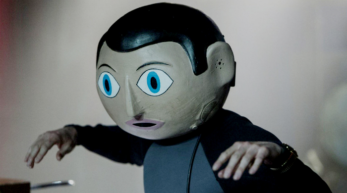 Майкл Фассбендер и голова из папье-маше в трейлере фильма "Фрэнк"