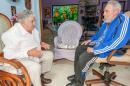 Fotografía del 29 de enero de 2014 y cedida por Cubadebate el 30 de enero de 2014 del mandatario uruguayo, José Mujica (i), durante un encuentro con el expresidente cubano Fidel Castro (d) tras haber participado en la II Cumbre de la Comunidad de Estados Latinoamericanos y Caribeños (Celac), en La Habana (Cuba). EFE
