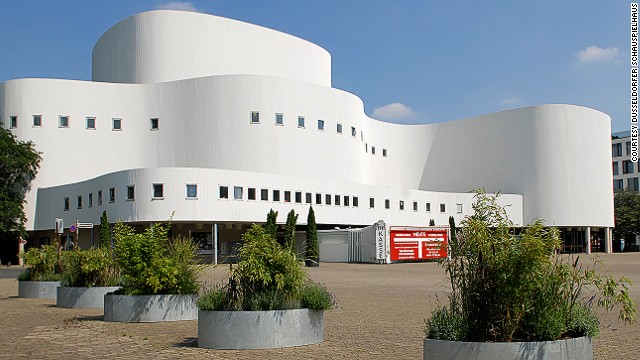 The original German theater dates to 1818 when the king of Prussia gifted it to the residents of Düsseldorf. The modern theater, built in the 1960s, has curved, undulating lines to resemble a theater curtain.