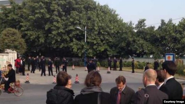 西方外交官到刘远东庭审现场附近关注。（推特图片）