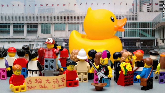 Tse recreated the crowds that flocked to the famed <a href='http://ift.tt/1hE7OlV'>Big Yellow Duck</a> in Hong Kong last year. He even threw in a few of the <a href='http://ift.tt/1iMwSUm'>Falun Dafa</a> worshippers -- the practice is banned in China -- who often set up small demonstrations in Hong Kong. 