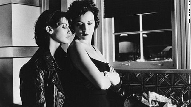 Gina Gershon, left, and Jennifer Tilly play lovers in "Bound."