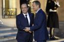 El presidente francés, François Hollande (izq), da la bienvenida al primer ministro polaco, Donald Tusk, a su llegada al Palacio del Elíseo en París (Francia) hoy, jueves 30 de enero de 2014. EFE