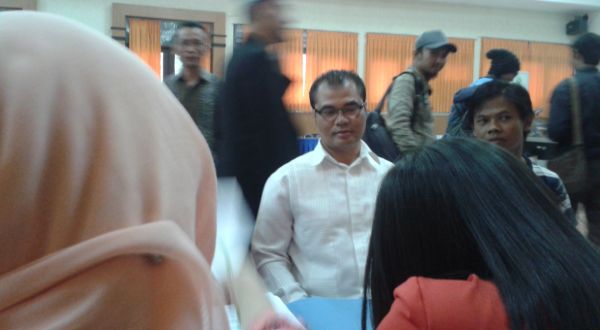Calon Anggota DPD Jabar, Aceng Fikri, saat mendaftar di KPU (Foto: Tri I/okezone)