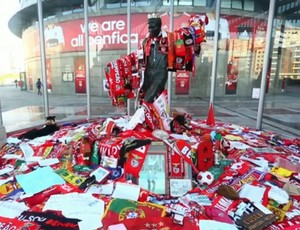 Estatua Euzebio Benfica (Foto: Reprodução / SporTV)