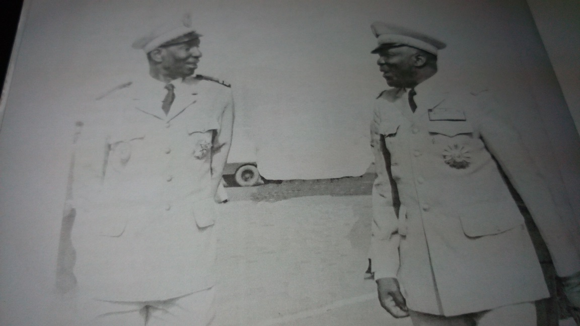 Le Général Baba Sy (gauche) et le Général Sangoulé Lamizana 