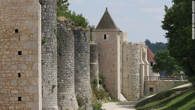 This traditional French affair takes place in the historic town of Provins, in the shadow of its spectacular castle. 