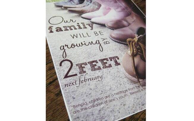 “Nossa família terá um acréscimo de dois pés, em fevereiro”, diz o anúncio desse cartão, que pode ser enviado pelo correio para os familiares que moram longe