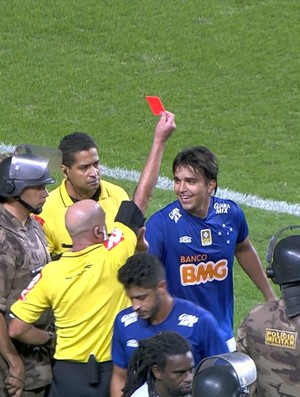 Marcelo Moreno é expulso pelo árbitro Héber Roberto Lopes (Foto: Reprodução / Premiere)