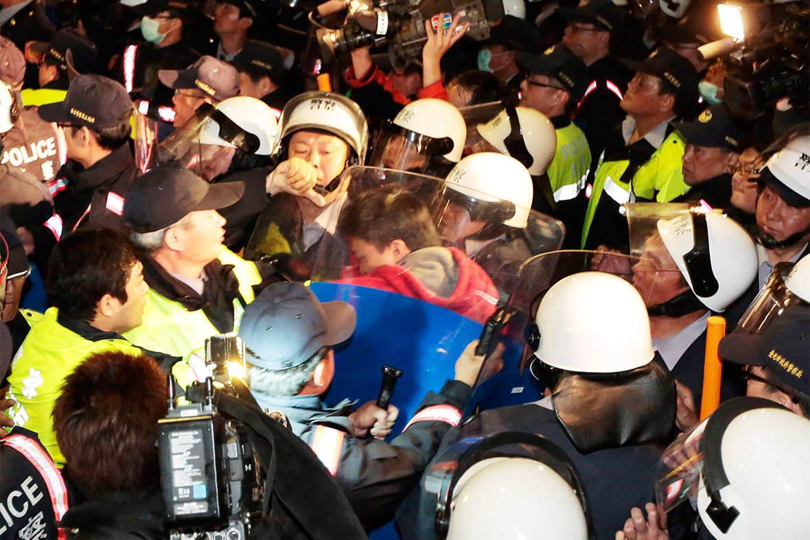 March 24, 2014: Chaotic scenes as riot police begin to remove students from Executive Yuan Plaza