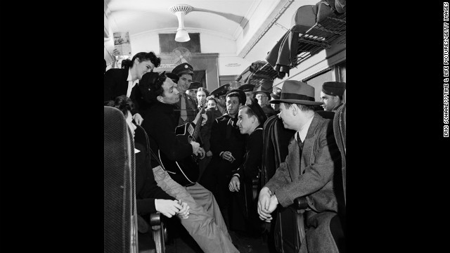 Woody Guthrie entertains commuters in New York, 1943. 