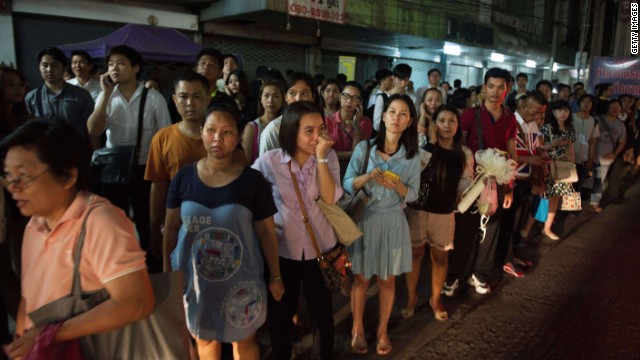 Commuters wait for taxis after a curfew was imposed in Bangkok on May 22. 
