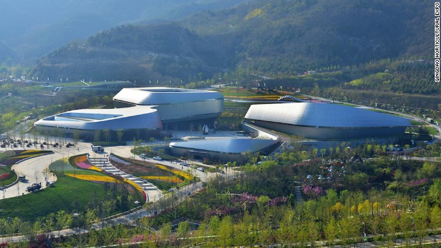The International Horticultural Expo's Theme Pavilion is one of the event's landmark buildings. Designed to look like the Chinese rose -- the city flower of Qingdao -- it has a floor space of about 28,000 square meters. 