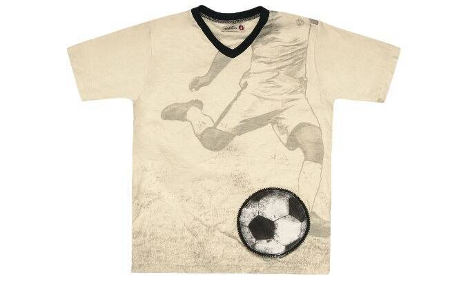 Para os mais discretos, camiseta clara com estampada de futebol. De Marisol