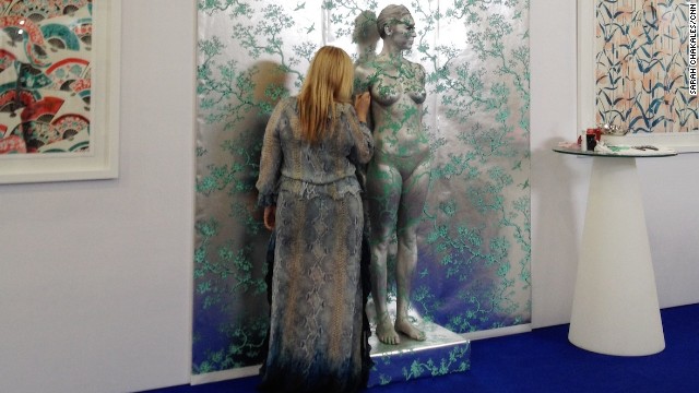 In a Hong Kong Affordable Art live exhibit, Australian artist Emma Hack painted a nearly nude woman to blend in with the wallpaper. Hack is known internationally for her gorgeous body illustrations. Most famously, she painted Australian pop singer Gotye and New Zealander Kimbra for the music video that accompanied hit song "Somebody That I Used to Know."