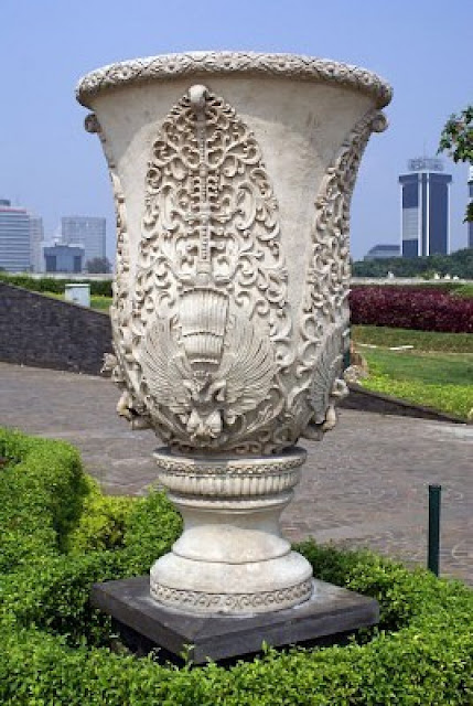 النصب الوطني موناس المعالم جاكرتا) 3413497-very-big-vase-on-lapangsan-merdeka-in-central-jakarta-indonesia.jpg