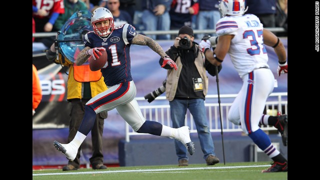 Hernandez scores a touchdown against the Buffalo Bills on January 1, 2012, in Foxborough, Massachusetts.