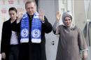 El primer ministro turco, Recep Tayyip Erdogan (i), ayer en un acto electoral en Estambul. EFE