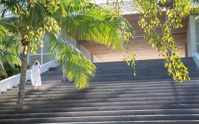 Ima escadaria larga que lembra a de um templo maia leva à entrada da casa
