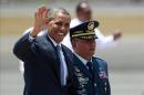El presidente estadounidense, Barack Obama, acompañado por un oficial filipino, se despide antes de abordar el avión Air Force One a su salida del país en el Centro de Aviación AGES en la ciudad de Pasay, al sur de Manila (Filipinas). EFE