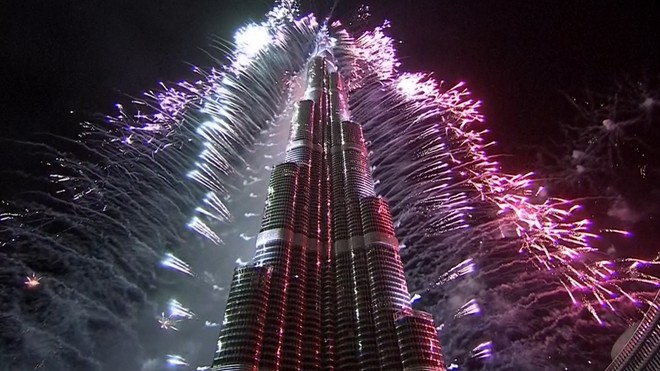 Pháo hoa bay lên từ Burj Khalifa - tòa nhà cao nhất thế giới. Ảnh: Wikipedia.