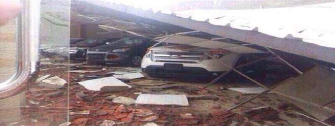 صور : الأمطار الغزيرة تتسبب بانهيار سقف صالة سيارات فى السعودية
