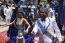 El rey Momo (d) sonríe, en la ceremonia de inicio del Carnaval en Río de Janeiro (Brasil). EFE