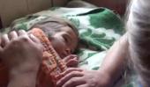 KARINA. La nena es atendida por especialistas luego de estar perdida en el bosque durante 11 días (Captura de video).