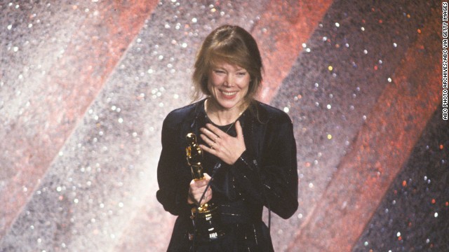 Sissy Spacek accepts the best actress Oscar for her role in the film "Coal Miner's Daughter."
