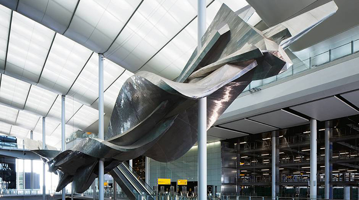 Ричард Уилсон открыл скульптуру в лондонском аэропорту Хитроу