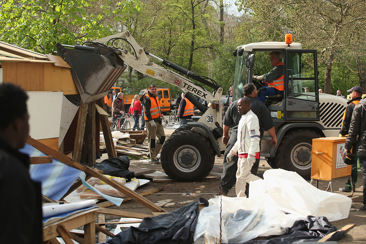 Workers demolish refugees' huts at Oranienplatz