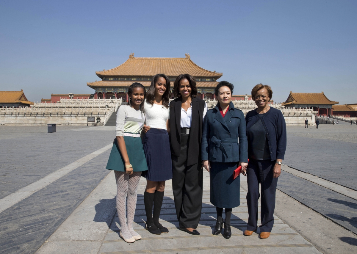 Michelle Obama, her daughters and her mother Marian Robinson pose with Peng Liyuan at Forbidden City in Beijing.