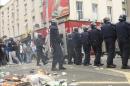 Efectivos de la policía antidisturbios se enfrentan a los manifestantes en Dublín (Irlanda). EFE/Archivo