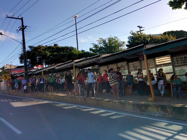 Muitas pessoas aguardam por ônibus nas paradas nesta manhã em Natal (Foto: Rafael Barbosa/G1)