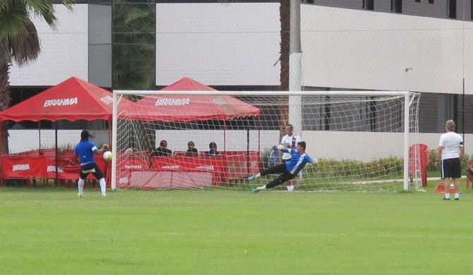 Arouca Santos pênalti treino (Foto: Flavio Meireles)