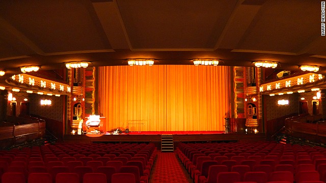 Today the Tuschinski Theater hosts Amsterdam's main film premieres. In the past, stars such as Marlene Dietrich, Judy Garland and Dizzy Gillespie have graced its stage.