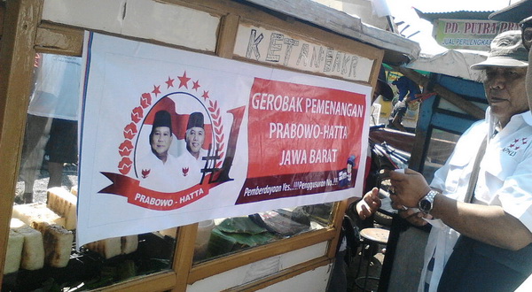 Gerobak Jualan di Bandung Ramai-Ramai Dipasangi Gambar Prabowo-Hatta