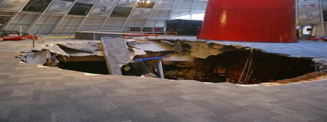 متحف كورفيت للسيارات يرفض اصلاح الحفرة التى حدثت بعد انهيار أرضيته 