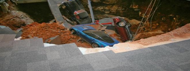 متحف كورفيت للسيارات يرفض اصلاح الحفرة التى حدثت بعد انهيار أرضيته 