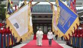 Recepción oficial. Jorge Bergoglio junto a la presidenta surcoreana, Park Geun-hye, ayer en Seúl (AP)